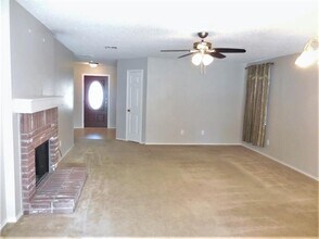 5721 Thoroughbred Trail in Denton, TX - Foto de edificio - Building Photo