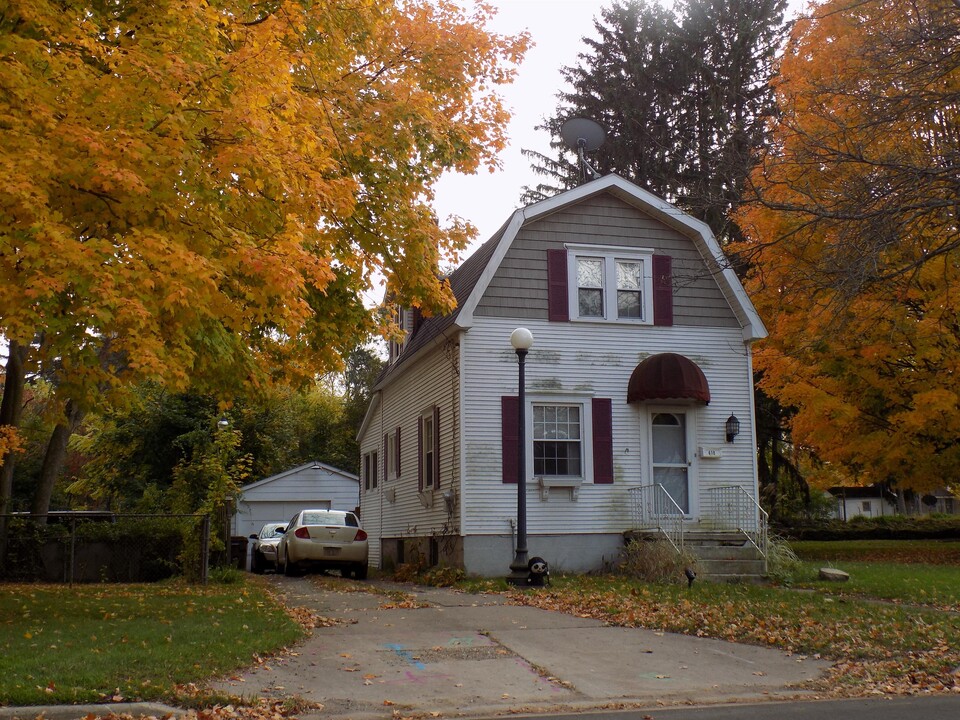 610 E North St in Albion, MI - Building Photo