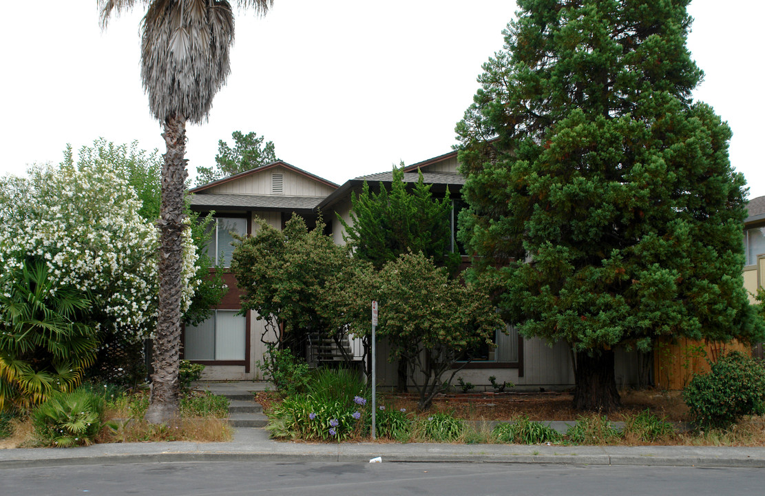 909 Joanne Ct in Rohnert Park, CA - Building Photo