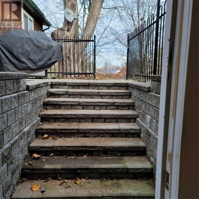 245 Kingsleigh Ct in Milton, ON - Building Photo - Building Photo