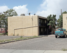 301-305 Grove St NE in Albuquerque, NM - Building Photo - Building Photo