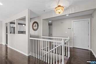7 Legend Hills Dr in Edgewater, NJ - Building Photo - Building Photo