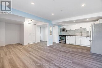142 Meadowlands Dr W in Ottawa, ON - Building Photo - Building Photo