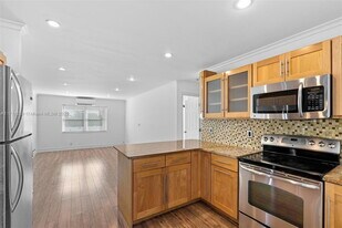 1250 E Sample Rd in Pompano Beach, FL - Building Photo