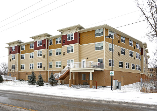 Cypress Senior Living Apartments in Oakdale, MN - Foto de edificio - Building Photo