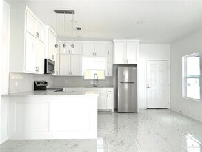 14 N 25th St in McAllen, TX - Foto de edificio - Building Photo