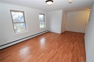 28 Drive Way in Guilford, CT - Building Photo - Building Photo