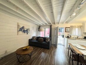 6026 Barton Ave in Los Angeles, CA - Foto de edificio - Building Photo