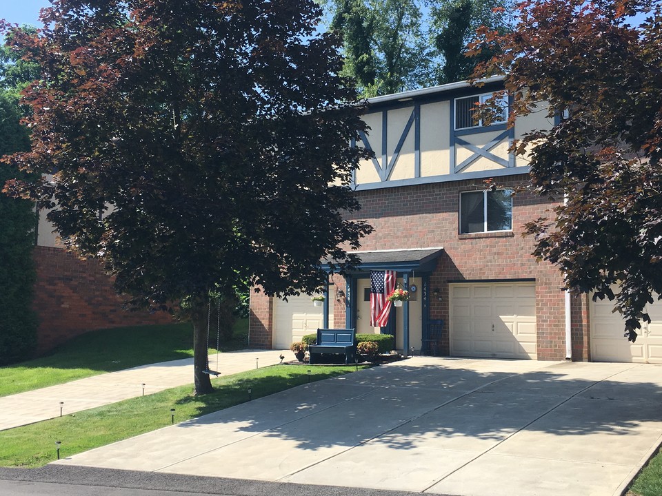 Walnut Ridge Townhomes in Irwin, PA - Foto de edificio