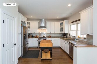 21 Cove Neck Ln in Southampton, NY - Building Photo - Building Photo