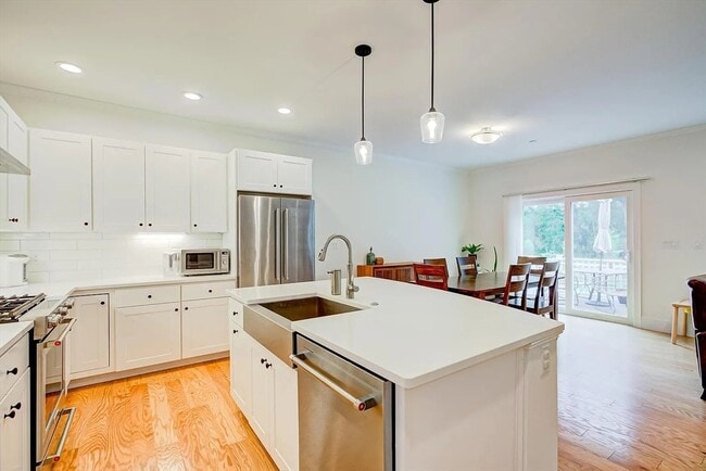 23 Lily Pond Ln in Lexington, MA - Foto de edificio - Building Photo