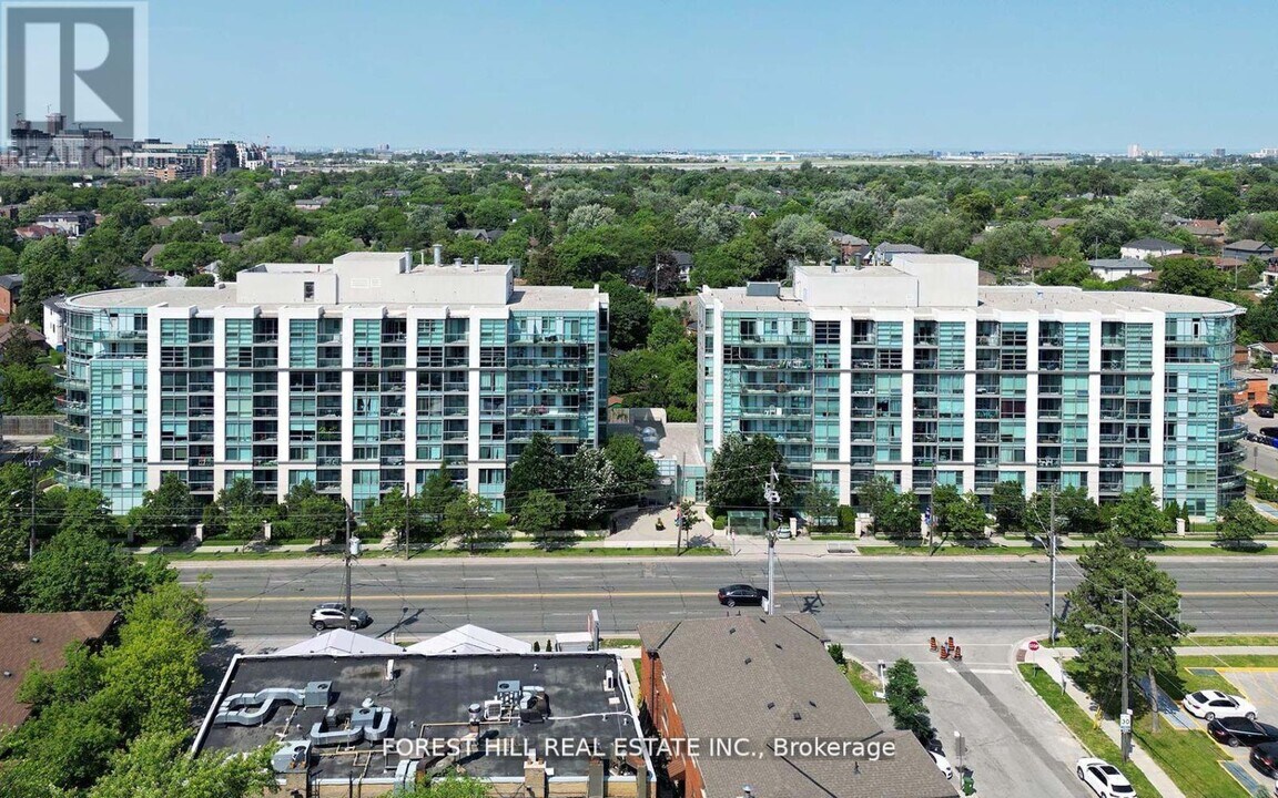 3830-3830 Bathurst St in Toronto, ON - Building Photo