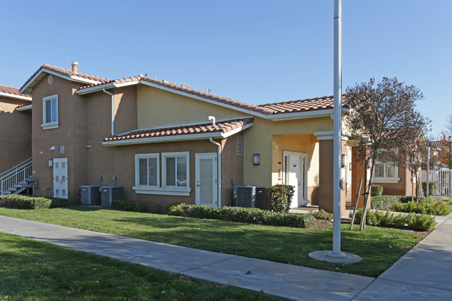 Rosewood Villas in Cutler, CA - Foto de edificio - Building Photo