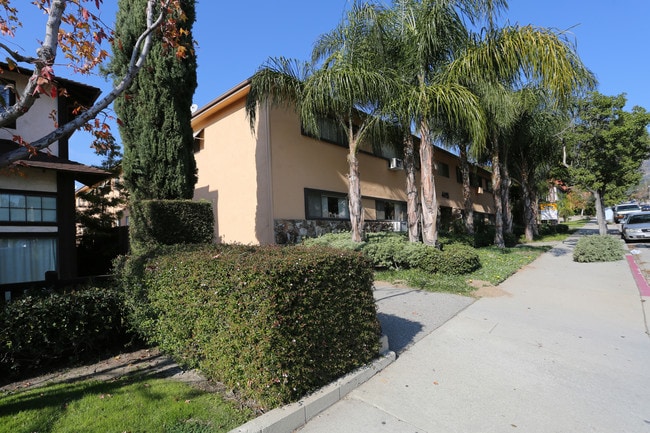 4415 Ocean View Blvd in Montrose, CA - Foto de edificio - Building Photo