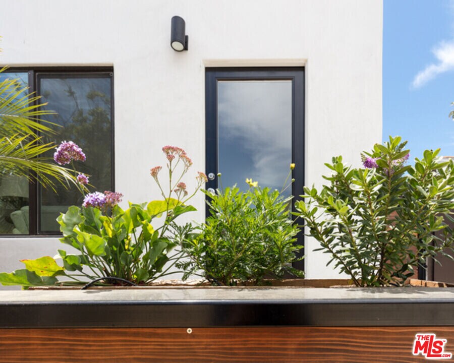 3777 Rosewood Ave in Los Angeles, CA - Building Photo
