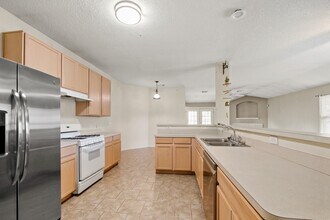 17538 S Summit Canyon Dr in Houston, TX - Building Photo - Building Photo