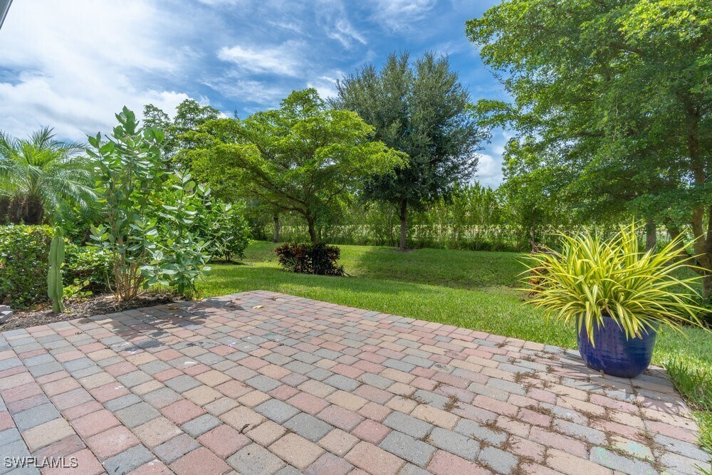 16374 Barclay Ct in Naples, FL - Building Photo