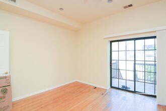 218 W Division St, Unit 4 in Chicago, IL - Building Photo - Building Photo