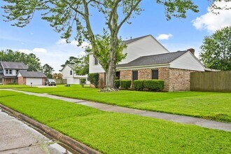 300 Old Course Dr in Friendswood, TX - Building Photo - Building Photo
