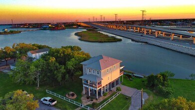 814 Hall Ave in Seabrook, TX - Building Photo - Building Photo