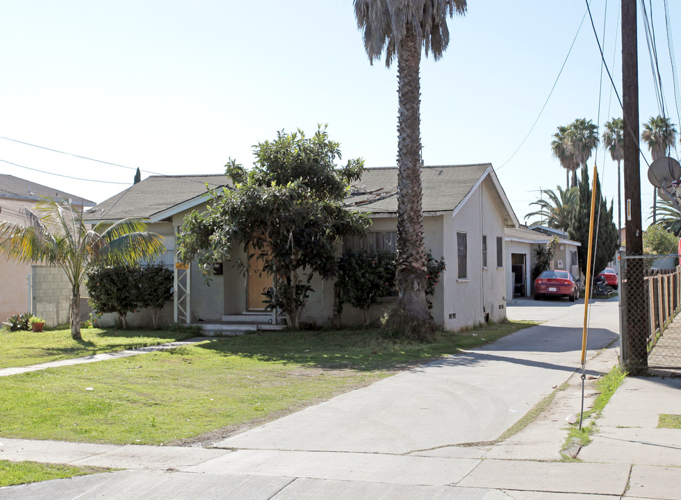 4718 Live Oak St in Bell, CA - Building Photo