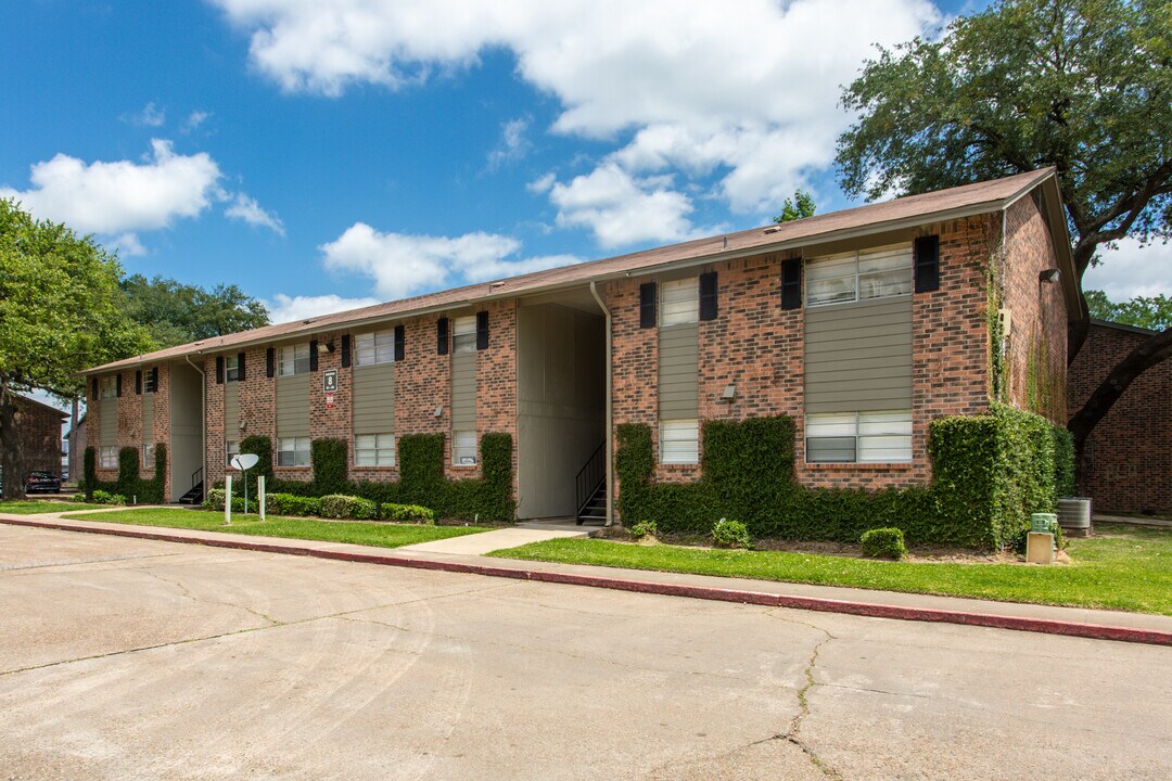 Landmark in Beaumont, TX - Foto de edificio