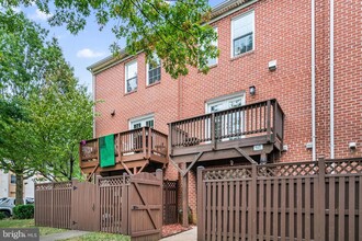 1702 S Edgewood St in Arlington, VA - Foto de edificio - Building Photo