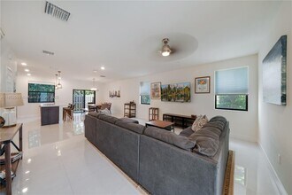10425 NW 82nd St in Doral, FL - Building Photo - Building Photo
