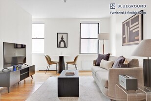 302 8th Ave in New York, NY - Building Photo