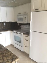 17600 N Bay Rd in Sunny Isles Beach, FL - Building Photo - Building Photo