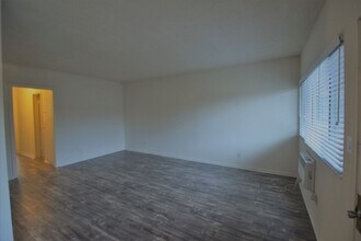 24347 Newhall Ave in Santa Clarita, CA - Foto de edificio - Building Photo