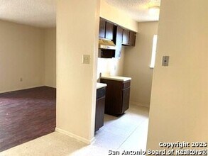 657 E 4th St in Yorktown, TX - Building Photo - Building Photo