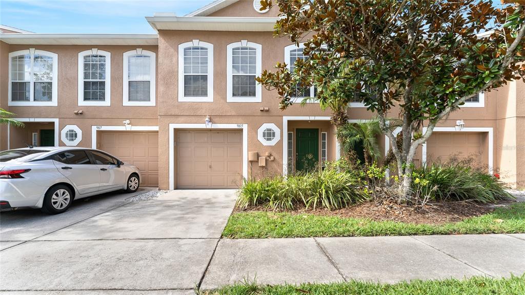 9815 Ashburn Lake Dr in Tampa, FL - Building Photo