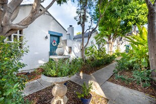 2408 - 2416 1/2 N. Beachwood Dr in Los Angeles, CA - Building Photo