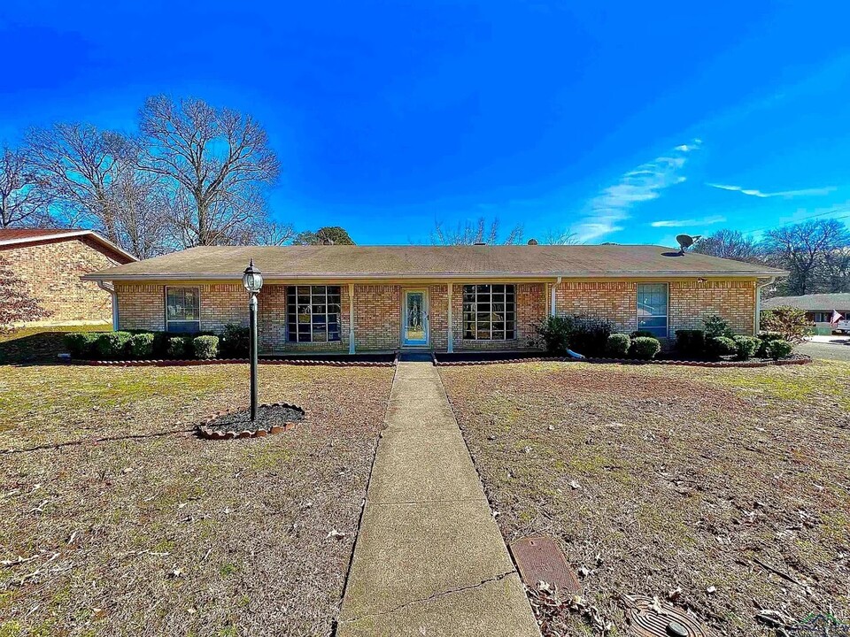 1300 Elgin St in Longview, TX - Building Photo
