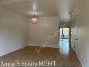 11589 SE Springcrest Dr in Clackamas, OR - Building Photo - Building Photo