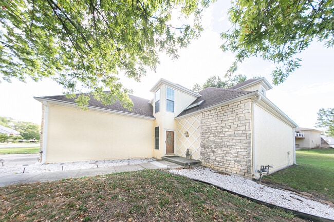 618 Chaucer Ln in Warrensburg, MO - Building Photo - Building Photo