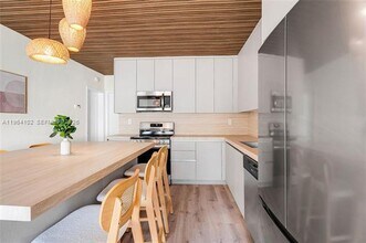 1275 Marseille Dr in Miami Beach, FL - Building Photo - Building Photo