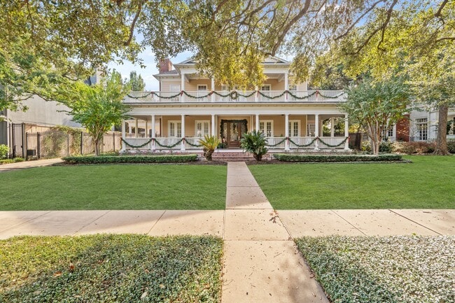 property at 3 Courtlandt Pl