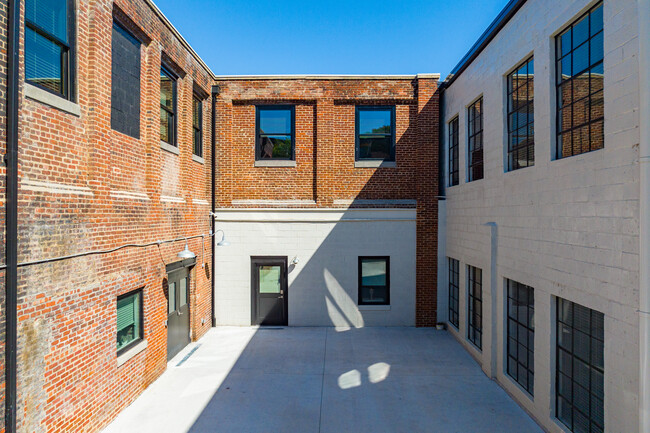 White Star Flats in Lynchburg, VA - Foto de edificio - Building Photo