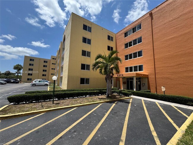 6970 NW 186th St in Hialeah, FL - Building Photo - Building Photo