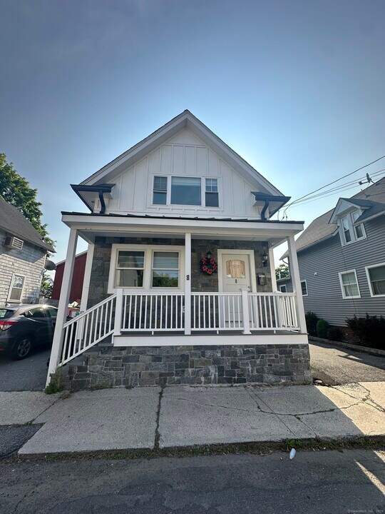 8 Barnum Ct in Danbury, CT - Building Photo