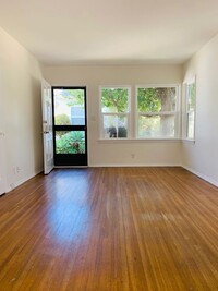 1327 Oak Street in Santa Monica, CA - Building Photo - Interior Photo