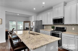 2410 Arbor Loop Dr in Charlotte, NC - Building Photo - Building Photo