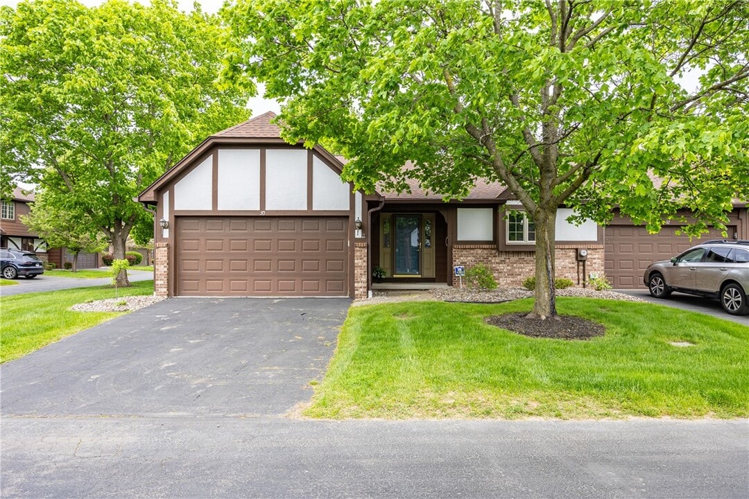 30 Cambridge Ct in Fairport, NY - Building Photo