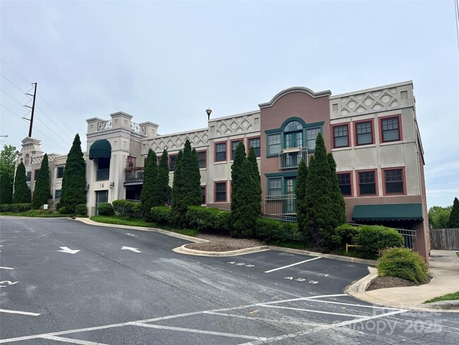 37 Hiawassee St in Asheville, NC - Foto de edificio - Building Photo