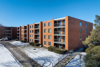 Dana Pointe Condominiums in Arlington Heights, IL - Building Photo - Building Photo