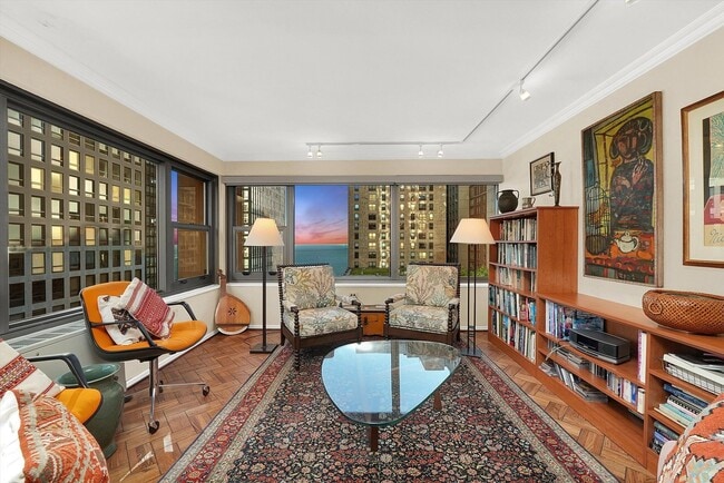 247 E Chestnut St in Chicago, IL - Foto de edificio - Building Photo