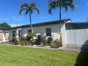 7385 SW 38th St in Miami, FL - Building Photo - Building Photo