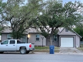229 W George St in Sinton, TX - Building Photo